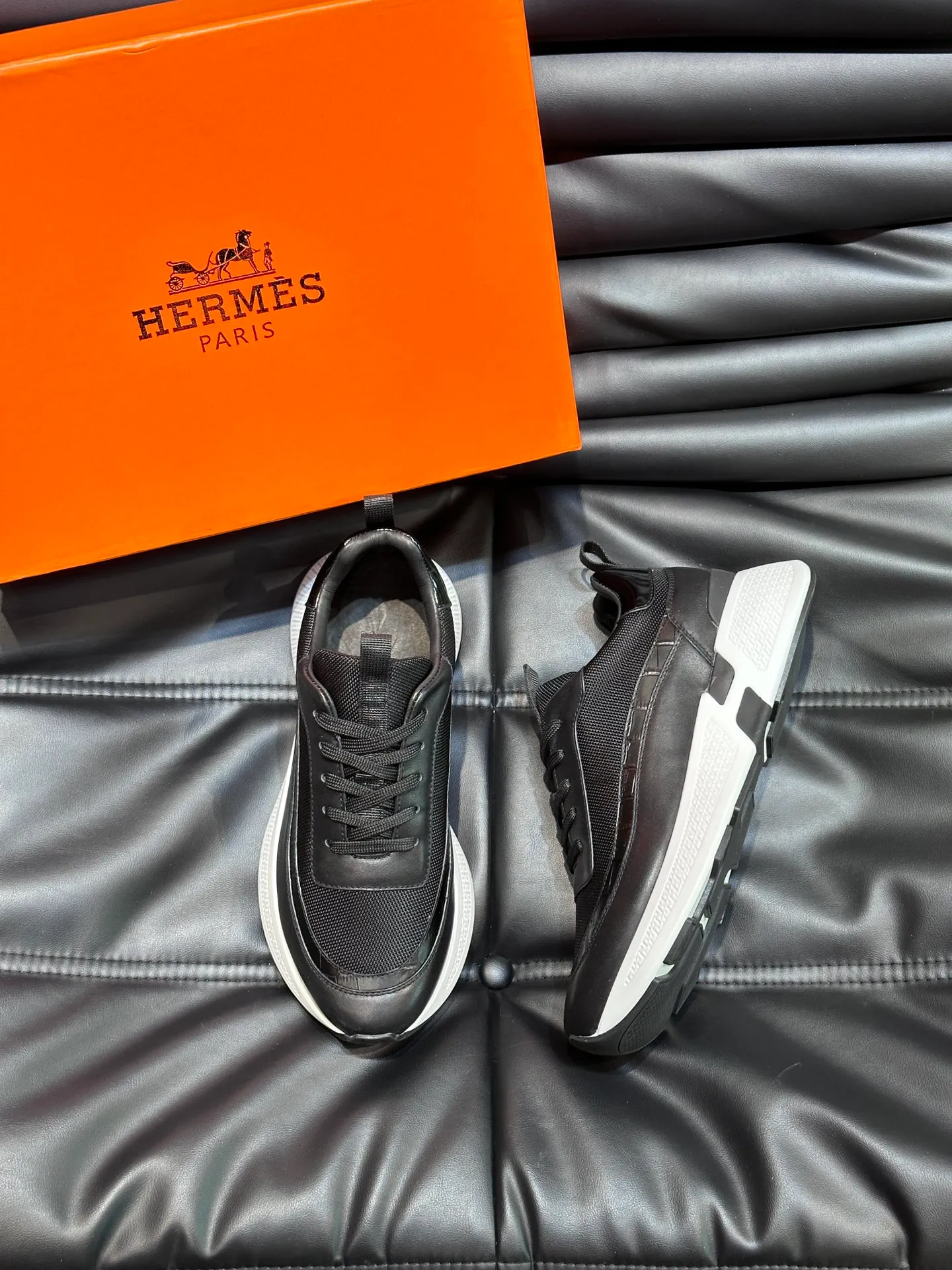 Factory price: 520💰HERMES/Hermes Hugo thick-soled sneakers are casual men's shoes. These sneakers are made of imported first-layer cowhide leather and breathable mesh design. The contrasting color design creates a dynamic and modern shape. The front end of the toe is decorated with natural-color rubber inlays, making it novel and fashionable. The texture is incomparable, with cowhide lining and cowhide foot pads, the upper foot is comfortable and breathable, and the rubber sole is decorated with geometric patterns and iconic "H" details. A very personal one! Size: 39-44 (customized at 38.45)